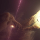 Interpretación artística del microquasar SS 433, con el agujero negro, el disco de acreción y los jets de materia a la izquierda, mientras que su estrella se encuentra a la derecha.
